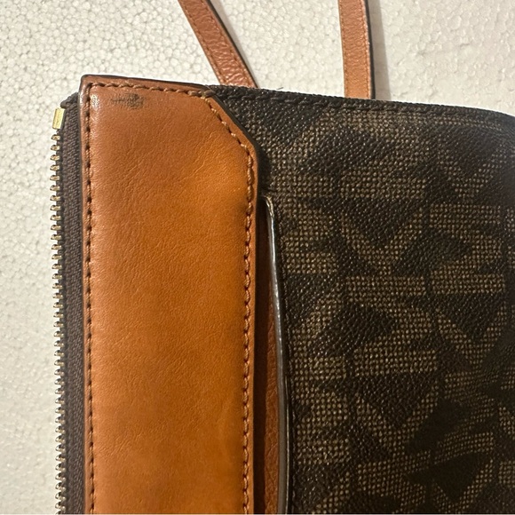 Michael Kors Elegant Brown and Black Crossbody Bag with Gold Emblem - Picture 11 of 11